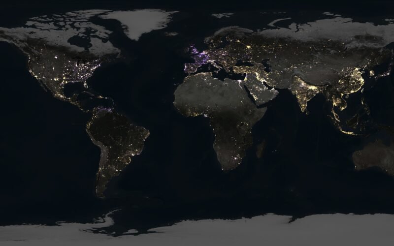 Así captan los satélites “el latido de la sociedad”: de la luz nocturna de los ricos a los apagones de las crisis humanas