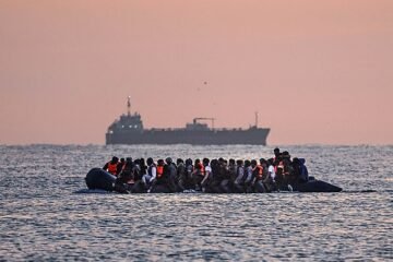 Las restricciones de entradas de Starmer redujeron la migración neta a casi la mitad en 2025