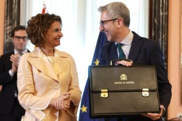 Bruselas cierra el expediente que tenía abierto contra España desde 2015 por la morosidad pública