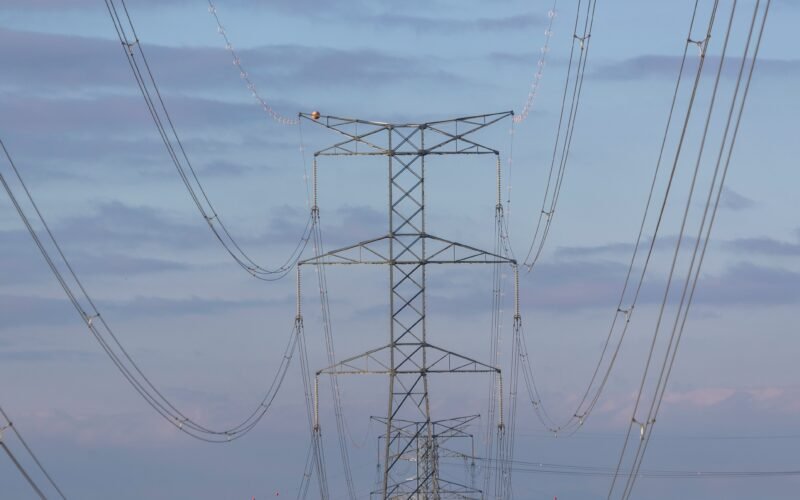 El desastre eléctrico no lo arregla otro impuesto