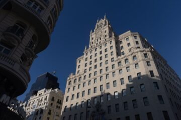 Telefónica vende su sede histórica de Gran Vía al empresario Tomás Olivo por más de 200 millones