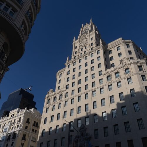 Telefónica vende su sede histórica de Gran Vía al empresario Tomás Olivo por más de 200 millones