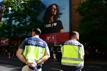 Los mensajes de Leire Díez en el auto del juez: “Me ha mandado Santos ir [a Madrid]. Tenemos información que ayudaría al presidente”