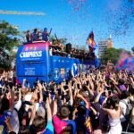 Miles de culés toman las calles de Barcelona vitoreando a los ganadores de la Liga