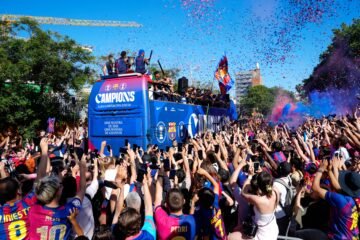 Miles de culés toman las calles de Barcelona vitoreando a los ganadores de la Liga
