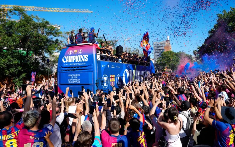 Miles de culés toman las calles de Barcelona vitoreando a los ganadores de la Liga