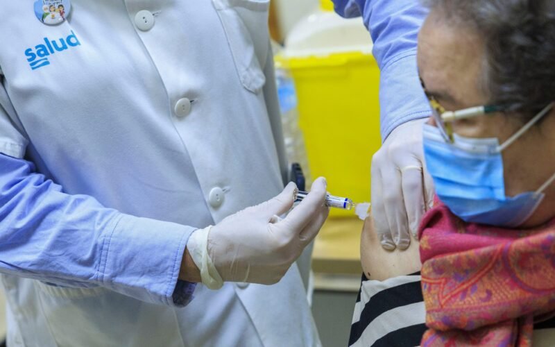‘Inmunofitness’: el riesgo de que las farmacéuticas promocionen la vacunación como si fuera ir al gimnasio