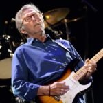 El momento en el que un vinilo impacta en Eric Clapton en el concierto de anoche en Madrid