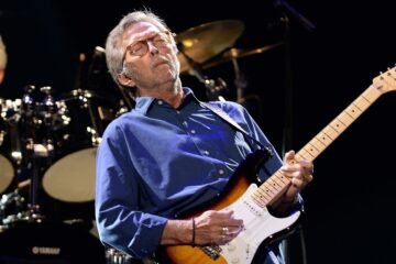 El momento en el que un vinilo impacta en Eric Clapton en el concierto de anoche en Madrid