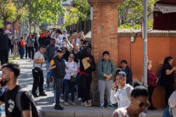 Mujer joven, con estudios y que hable el idioma: el perfil preferido por los ciudadanos en el rol de agentes de migración