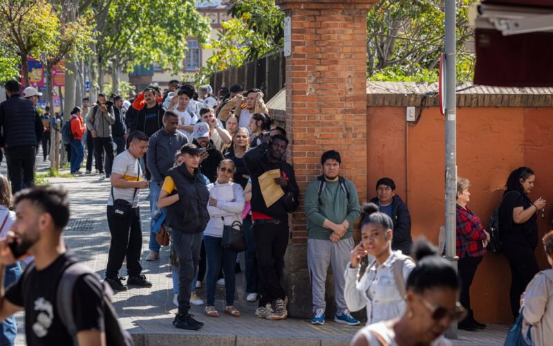 Mujer joven, con estudios y que hable el idioma: el perfil preferido por los ciudadanos en el rol de agentes de migración