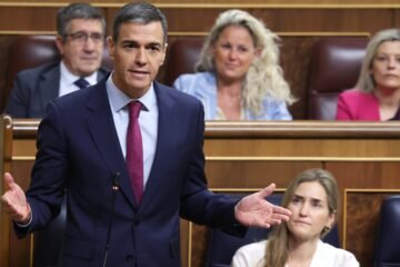 El Gobierno señala que el auto tiene indicios y no pruebas contra Zapatero pero opta por la cautela