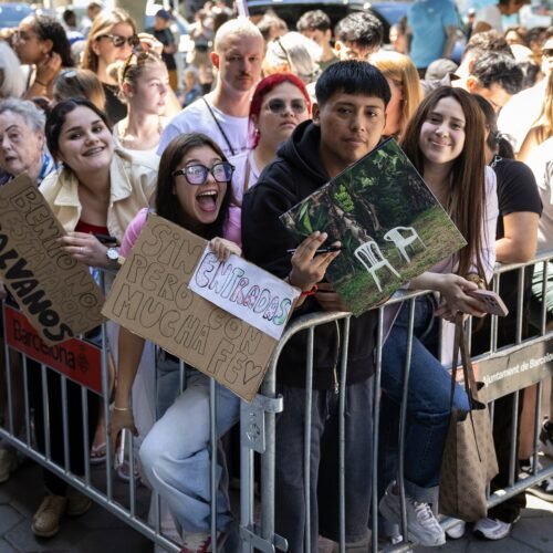 Barcelona recibe a Bad Bunny con un equipo de 500 personas para el ‘show’ y muchos fans: “Tengo mi ropa con los colores de Puerto Rico”