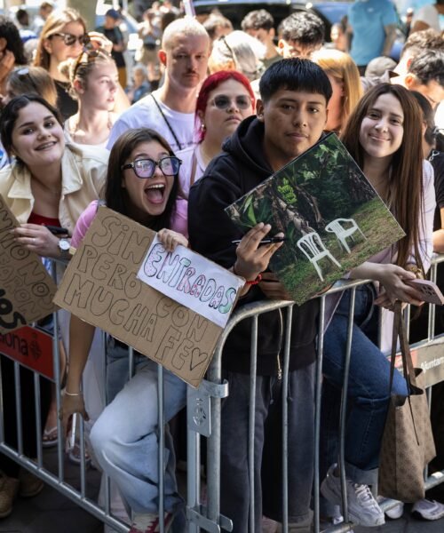 Barcelona recibe a Bad Bunny con un equipo de 500 personas para el ‘show’ y muchos fans: “Tengo mi ropa con los colores de Puerto Rico”