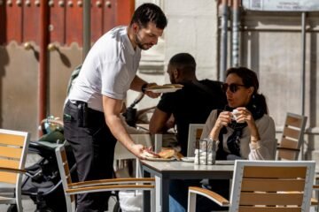 La doble realidad del empleo en el turismo: récord de contrataciones, máximos de precariedad