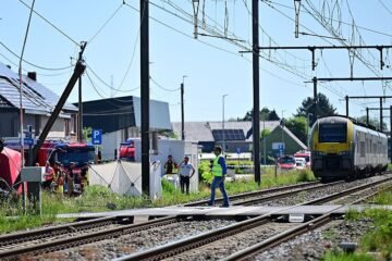 Al menos cuatro muertos al chocar un tren y un autobús escolar en Bélgica
