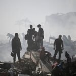 Venezuela busca sin descanso a 50.000 personas enterradas bajo los escombros
