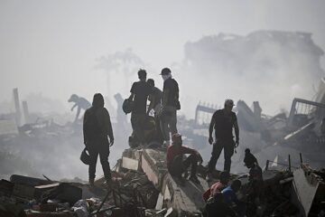 Venezuela busca sin descanso a 50.000 personas enterradas bajo los escombros