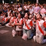 Una riada blanca y amarilla como una final de Eurovisión, campamento y romería