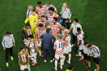 “Y aquí termina el primer cuarto”: las pausas de hidratación en el Mundial cambian el fútbol e indignan a los aficionados