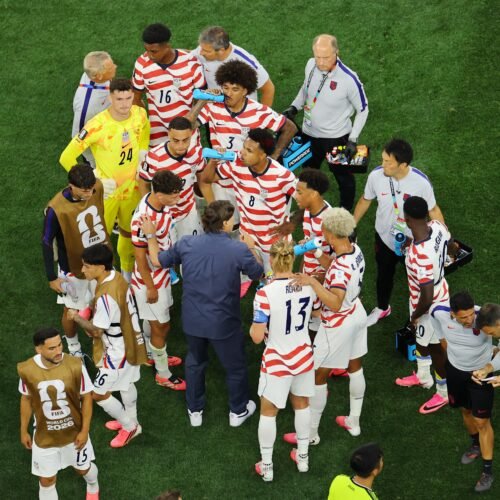 “Y aquí termina el primer cuarto”: las pausas de hidratación en el Mundial cambian el fútbol e indignan a los aficionados