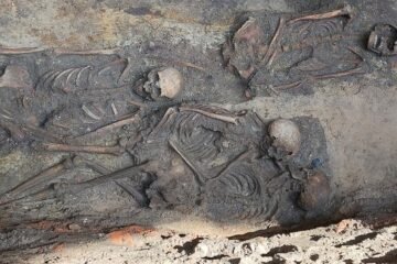 El misterio de las mujeres abrazadas en una tumba del medievo
