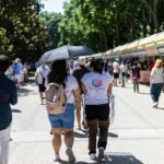La Feria del Libro mantiene su pulso en una jornada marcada por la misa del Papa