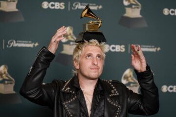 ¿Por qué los viejos rockeros están grabando sus mejores discos en muchos años? Por este tipo de pelo rubio platino