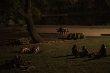 Pasar la noche en un parque de París para no asfixiarse en casa: el calor destapa la falta de preparación de Europa ante la crisis climática