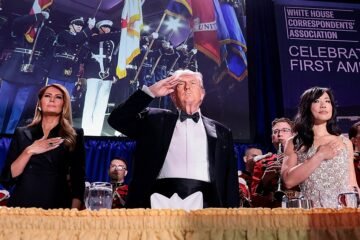 Trump vuelve a la cena de corresponsales que fue interrumpida a tiros en abril