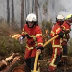 «Es como una batalla entre David y Goliat», asumen los bomberos franceses que luchan contra los incendios