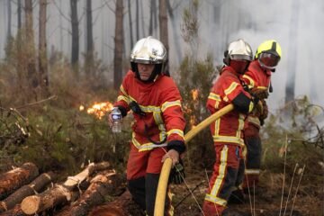 «Es como una batalla entre David y Goliat», asumen los bomberos franceses que luchan contra los incendios