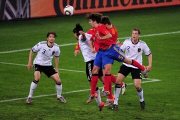 Aquel cabezazo de Puyol olvidado por el gol de Iniesta