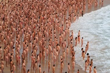 Spencer Tunick lleva sus desnudos colectivos a Canarias: “Hay demasiado odio hacia la gente de mente abierta”
