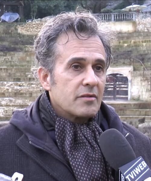 La increíble historia del hombre que construyó un falso teatro romano en Italia y vendió entradas para visitarlo