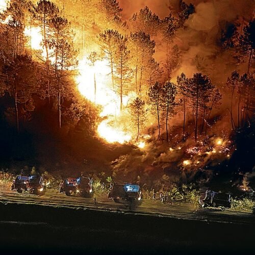 Una calcinada Gironda lucha contra las altas temperaturas para evitar que degenere el megaincendio