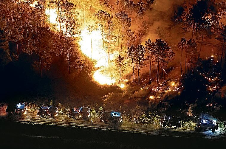 Una calcinada Gironda lucha contra las altas temperaturas para evitar que degenere el megaincendio