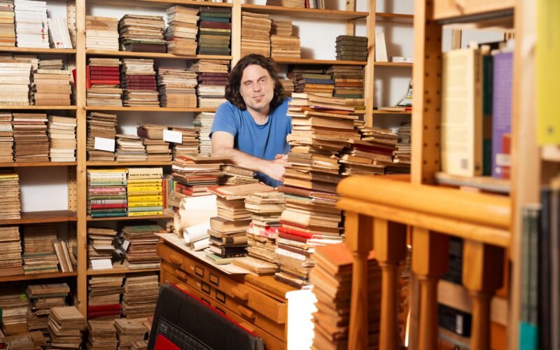 Cuando el conocimiento de internet ya no es suficiente: la IA les pone el ojo a las librerías de segunda mano