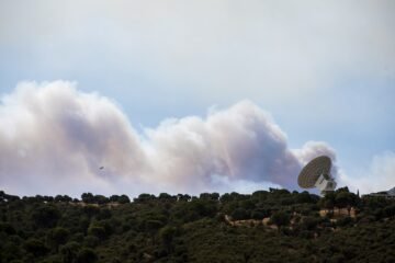 Las llamas y el humo obligan a desalojar una estación de la NASA en la Sierra Oeste de Madrid