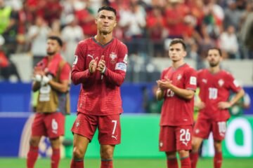 El último sorbo en los Mundiales de Cristiano Ronaldo, que jugó todo el encuentro y probó sin suerte dos veces a Unai Simón