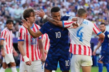 Solo un penalti de VAR marcado por Mbappé derriba el muro de la guerrillera Paraguay