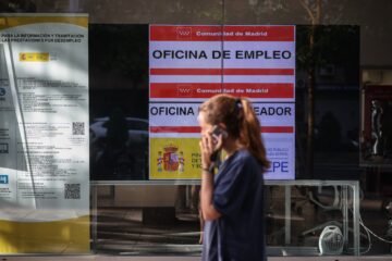El paro de los extranjeros repunta ligeramente en plena regularización, pese a que casi siempre retrocede en junio