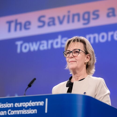 Bruselas critica a los Gobiernos por obstaculizar fusiones bancarias y advierte de que actuará para evitarlo