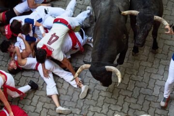 Un herido y 13 contusionados en un multitudinario y peligroso quinto encierro de los toros de José Escolar