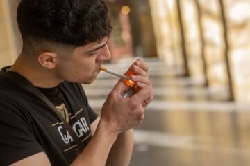La nueva ley del tabaco prohíbe fumar a los menores y hacerlo en playas, terrazas y campus universitarios