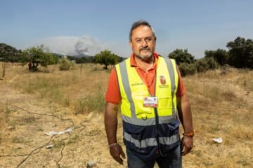 Un alcalde que mira al fuego a los ojos