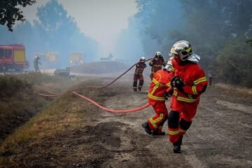 Una noche de respiro, el desafío de evacuar Burdeos y los ladrones de vino; las caras del megaincendio en Francia