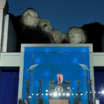 Trump reivindica en el Monte Rushmore, donde aspira a ver su rostro, el regreso de la grandeza americana