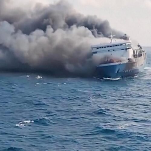 Mueren cinco personas y 41 permanecen desaparecidas en el incendio de un ferry en Indonesia