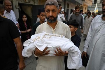 Quince recién nacidos mueren en el incendio de un hospital en Pakistán